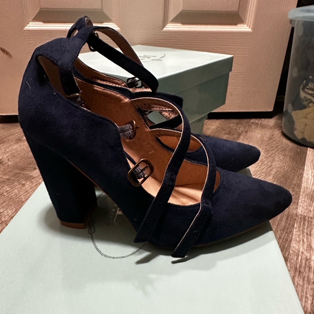 M&L Beverly Hills almond toe pump
